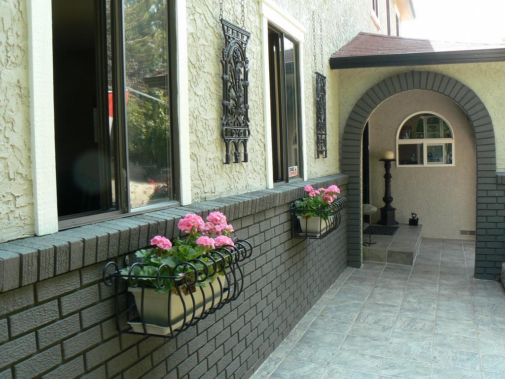 A Touch Of English B&B Kelowna Exterior foto