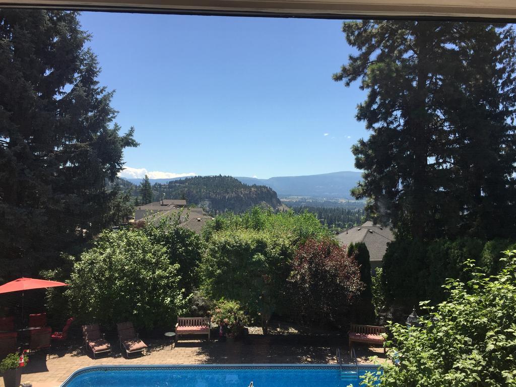 A Touch Of English B&B Kelowna Exterior foto